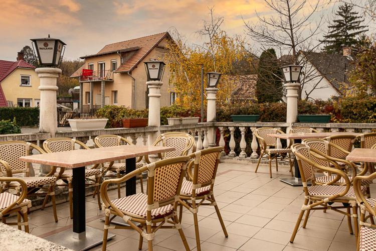 Hegyalja Etterem Es Panzio Hotel Zsambek Exterior photo